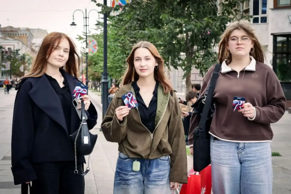 Вместе навсегда. В честь четвертой годовщины воссоединения Донецкой и Луганской Народных Республик, Запорожской и Херсонской областей с Россией сотрудники Центра молодежных инициатив вышли на проспект, чтобы поздравить... Вместе навсегда. В честь четвертой годовщины воссоединения Донецкой и Луганской Народных Республик, Запорожской и Херсонской областей с Россией сотрудники Центра молодежных инициатив вышли на проспект, чтобы поздравить...