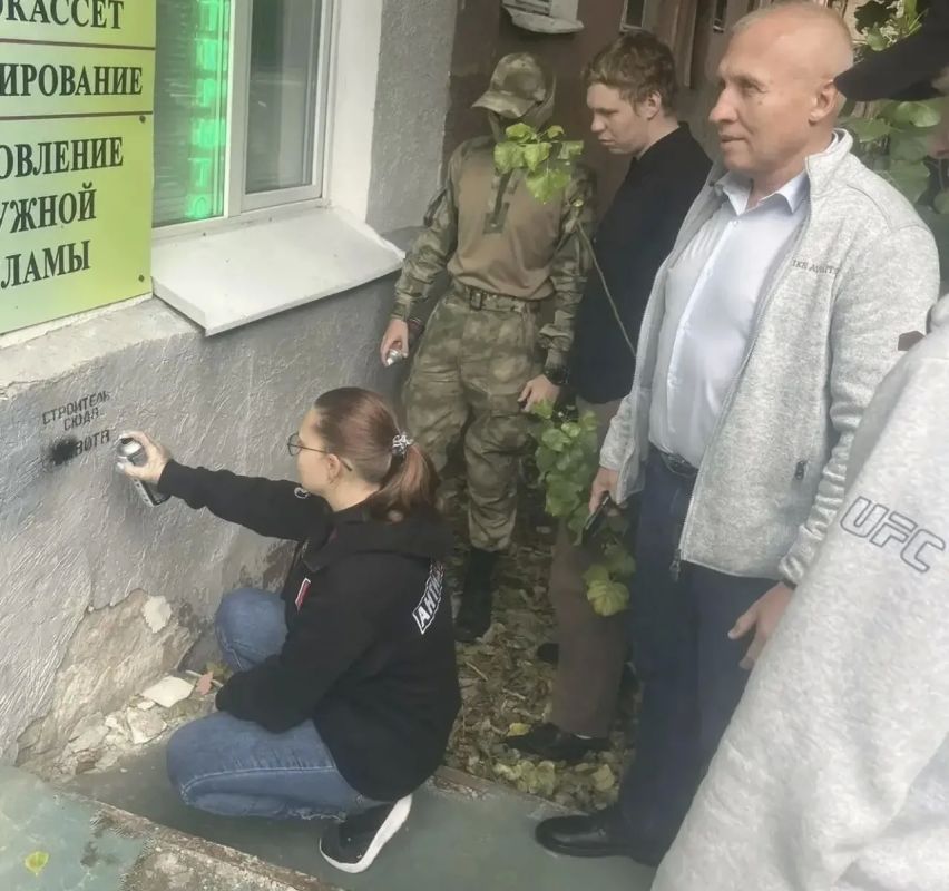 В Саратове полицейские и общественники закрасили рекламу наркотиков В Саратове полицейские и общественники закрасили рекламу наркотиков