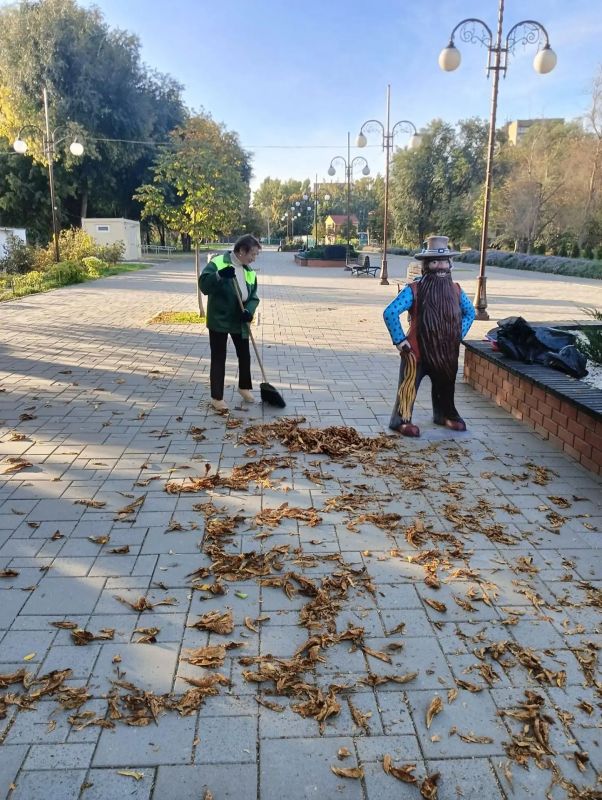 Сотрудники «Комбината благоустройства» продолжают работы по содержанию города Сотрудники «Комбината благоустройства» продолжают работы по содержанию города