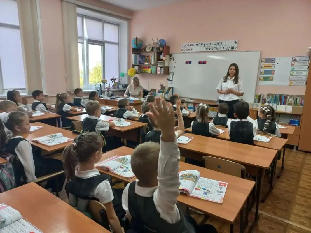 Сотрудник региональной госавтоинспекции провела познавательную встречу с первоклассниками школы г. Энгельс, посвященную профилактике детского дорожно-транспортного травматизма и использованию световозвращателей Сотрудник региональной госавтоинспекции провела познавательную встречу с первоклассниками школы г. Энгельс, посвященную профилактике детского дорожно-транспортного травматизма и использованию световозвращателей