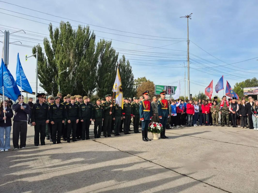 В Саратове прошли бронепробег и митинг, посвящённые Дню воссоединения новых территорий с Российской Федерацией В Саратове прошли бронепробег и митинг, посвящённые Дню воссоединения новых территорий с Российской Федерацией