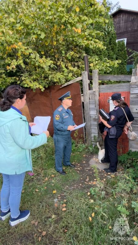 Осенняя пора без пожаров. В осенний период МЧС усиливает профилактические группы, проводятся рейды по жилым домам Осенняя пора без пожаров. В осенний период МЧС усиливает профилактические группы, проводятся рейды по жилым домам