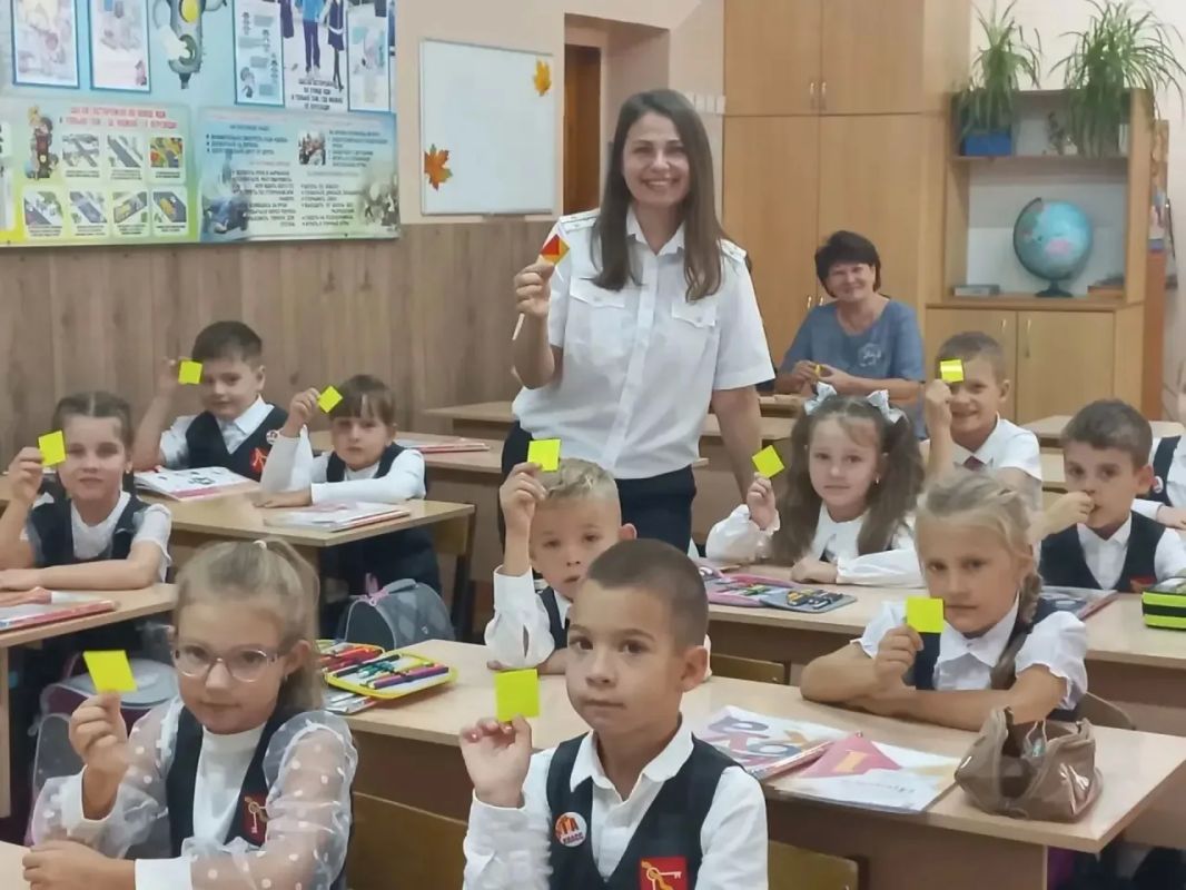 Сотрудник региональной госавтоинспекции провела познавательную встречу с первоклассниками школы г. Энгельс, посвященную профилактике детского дорожно-транспортного травматизма и использованию световозвращателей