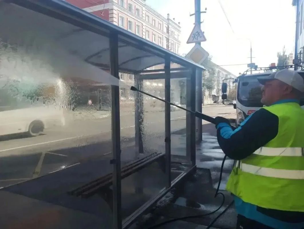 Уборка города. Коммунальные службы осуществляют уборку дорог и тротуаров, мойку остановочных павильонов, покос травы, вывоз мусора и порубочного материала, а также ремонт элементов детских площадок Уборка города. Коммунальные службы осуществляют уборку дорог и тротуаров, мойку остановочных павильонов, покос травы, вывоз мусора и порубочного материала, а также ремонт элементов детских площадок