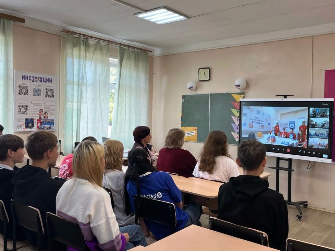 Школьники Саратовской области создают творческие проекты и участвуют в телемостах ко Дню воссоединения новых регионов с Россией Школьники Саратовской области создают творческие проекты и участвуют в телемостах ко Дню воссоединения новых регионов с Россией