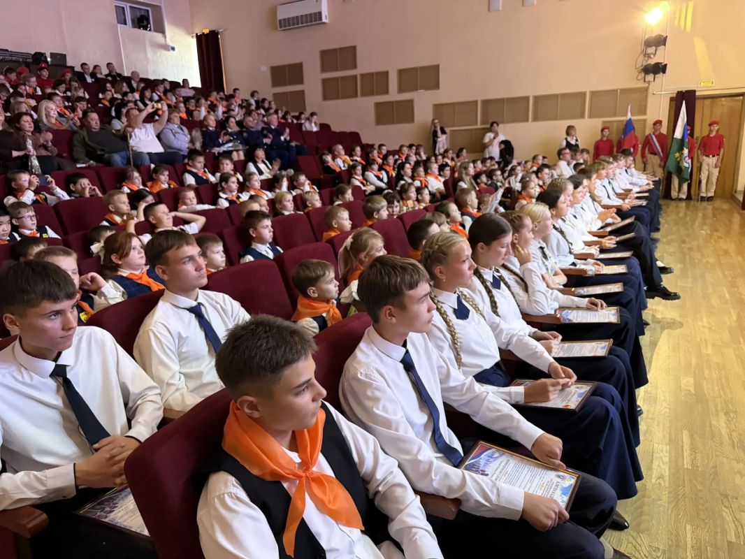 Сотрудники следственного управления приняли участие в торжественной церемонии посвящения учащихся в кадеты профильного класса Следственного комитета Сотрудники следственного управления приняли участие в торжественной церемонии посвящения учащихся в кадеты профильного класса Следственного комитета