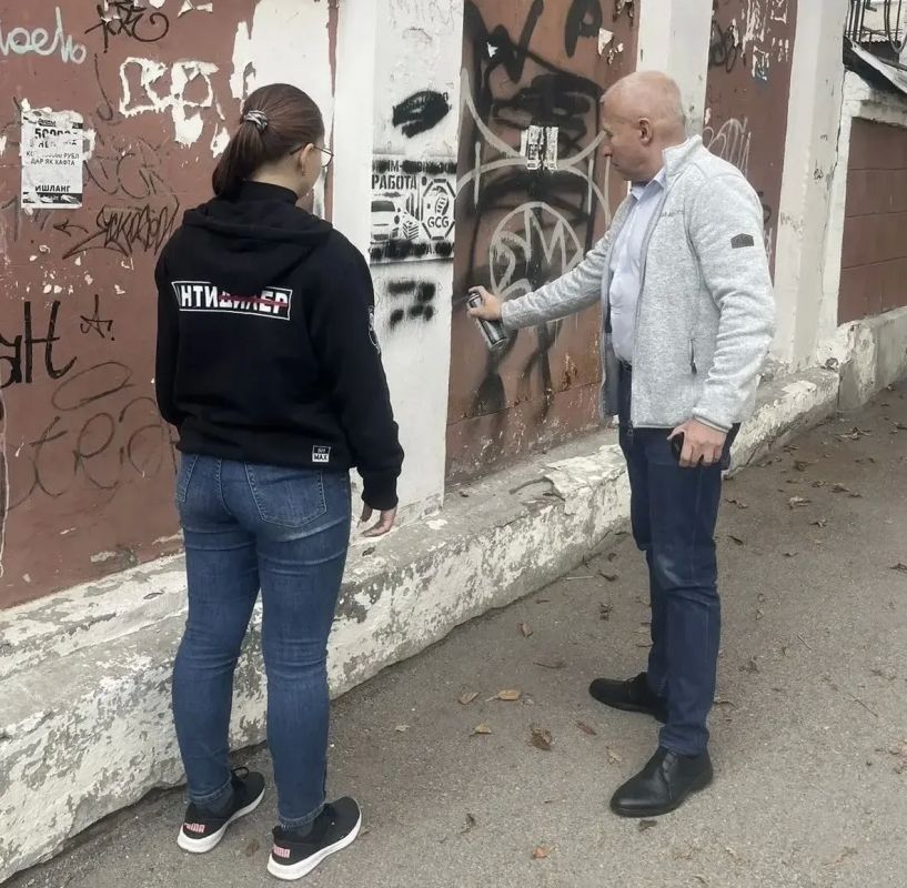 В Саратове полицейские и общественники закрасили рекламу наркотиков В Саратове полицейские и общественники закрасили рекламу наркотиков