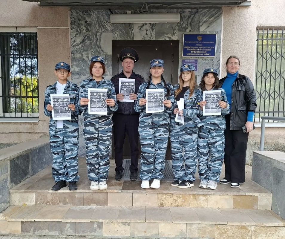 В Ершове полицейские, общественники и юные друзья полиции в рамках антинаркотической акции #СообщиГдеТоргуютСмертью провели на улицах города беседы с жителями и раздали тематические памятки В Ершове полицейские, общественники и юные друзья полиции в рамках антинаркотической акции #СообщиГдеТоргуютСмертью провели на улицах города беседы с жителями и раздали тематические памятки
