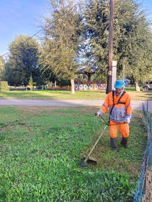 Сотрудники «Комбината благоустройства» продолжают работы по содержанию города Сотрудники «Комбината благоустройства» продолжают работы по содержанию города