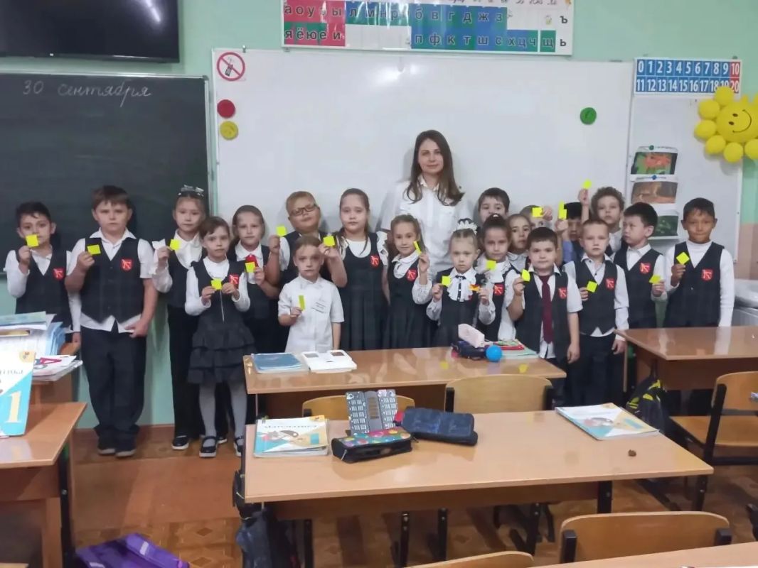 Сотрудник региональной госавтоинспекции провела познавательную встречу с первоклассниками школы г. Энгельс, посвященную профилактике детского дорожно-транспортного травматизма и использованию световозвращателей Сотрудник региональной госавтоинспекции провела познавательную встречу с первоклассниками школы г. Энгельс, посвященную профилактике детского дорожно-транспортного травматизма и использованию световозвращателей