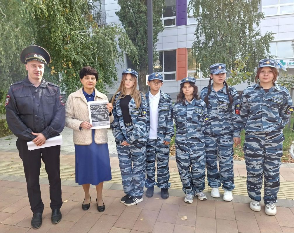 В Ершове полицейские, общественники и юные друзья полиции в рамках антинаркотической акции #СообщиГдеТоргуютСмертью провели на улицах города беседы с жителями и раздали тематические памятки