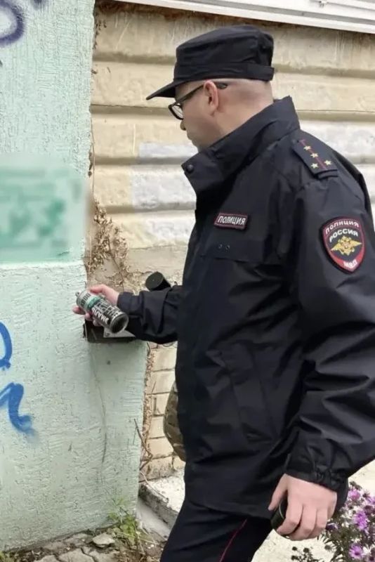 В Саратове полицейские и общественники закрасили рекламу наркотиков В Саратове полицейские и общественники закрасили рекламу наркотиков