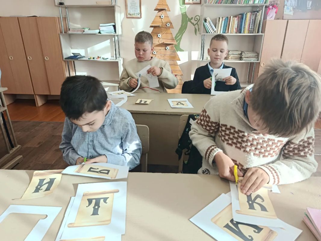 Школьники Саратовской области создают творческие проекты и участвуют в телемостах ко Дню воссоединения новых регионов с Россией Школьники Саратовской области создают творческие проекты и участвуют в телемостах ко Дню воссоединения новых регионов с Россией