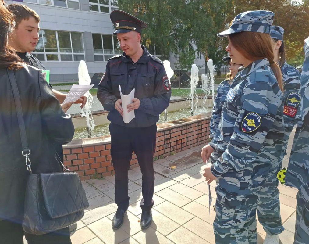 В Ершове полицейские, общественники и юные друзья полиции в рамках антинаркотической акции #СообщиГдеТоргуютСмертью провели на улицах города беседы с жителями и раздали тематические памятки В Ершове полицейские, общественники и юные друзья полиции в рамках антинаркотической акции #СообщиГдеТоргуютСмертью провели на улицах города беседы с жителями и раздали тематические памятки