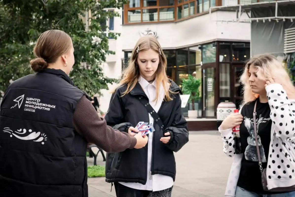 Вместе навсегда. В честь четвертой годовщины воссоединения Донецкой и Луганской Народных Республик, Запорожской и Херсонской областей с Россией сотрудники Центра молодежных инициатив вышли на проспект, чтобы поздравить... Вместе навсегда. В честь четвертой годовщины воссоединения Донецкой и Луганской Народных Республик, Запорожской и Херсонской областей с Россией сотрудники Центра молодежных инициатив вышли на проспект, чтобы поздравить...