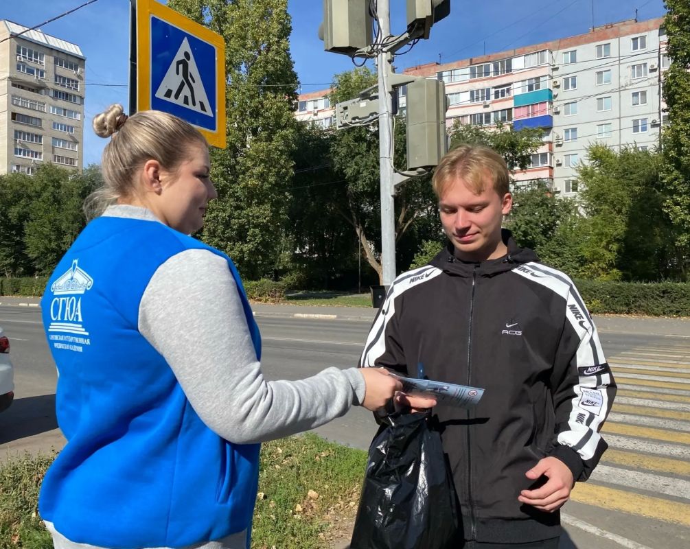 За безопасность и осознанный выбор В Балаково полицейские и студенты в рамках антинаркотической акции #СообщиГдеТоргуютСмертью вручали информационные памятки За безопасность и осознанный выбор В Балаково полицейские и студенты в рамках антинаркотической акции #СообщиГдеТоргуютСмертью вручали информационные памятки