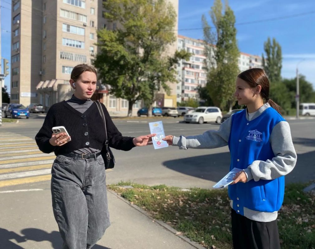 За безопасность и осознанный выбор В Балаково полицейские и студенты в рамках антинаркотической акции #СообщиГдеТоргуютСмертью вручали информационные памятки За безопасность и осознанный выбор В Балаково полицейские и студенты в рамках антинаркотической акции #СообщиГдеТоргуютСмертью вручали информационные памятки