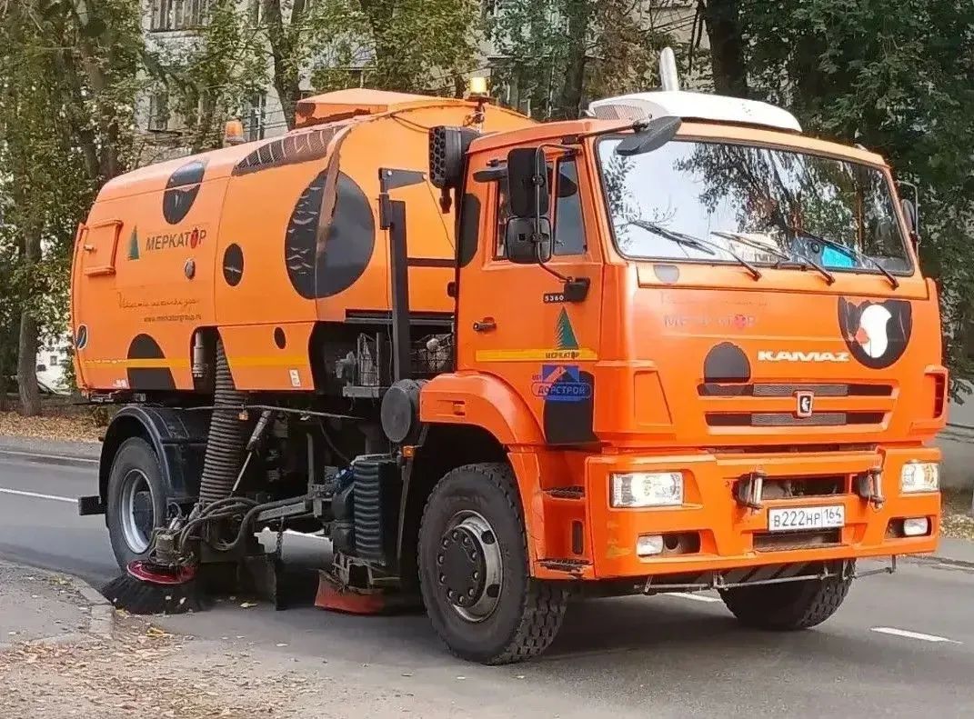 Уборка города. Коммунальные службы осуществляют уборку дорог и тротуаров, мойку остановочных павильонов, покос травы, вывоз мусора и порубочного материала, а также ремонт элементов детских площадок