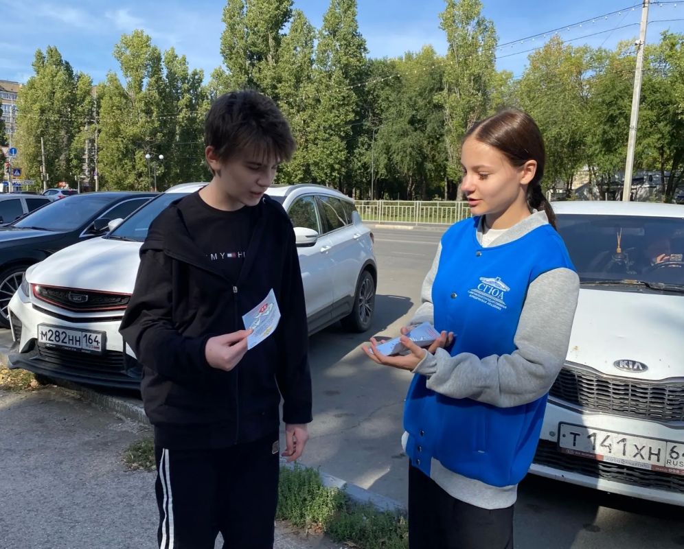 За безопасность и осознанный выбор В Балаково полицейские и студенты в рамках антинаркотической акции #СообщиГдеТоргуютСмертью вручали информационные памятки За безопасность и осознанный выбор В Балаково полицейские и студенты в рамках антинаркотической акции #СообщиГдеТоргуютСмертью вручали информационные памятки