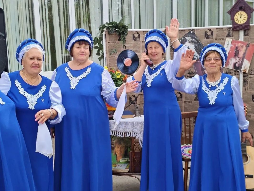 Цветные плашки, кольцеброс, кастомизация шопперов, экспресс-апсайклинг, Эбру: как прошел День пожилого человека в регионе