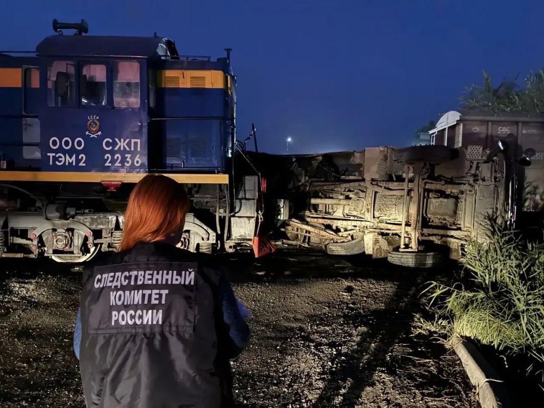 В Саратове проводится проверка по факту столкновения поезда с самосвалом на железнодорожном переезде