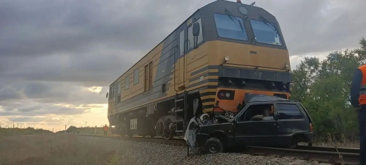 В Саратовской области по факту гибели мужчины в результате столкновения поезда и автомобиля проводится проверка В Саратовской области по факту гибели мужчины в результате столкновения поезда и автомобиля проводится проверка