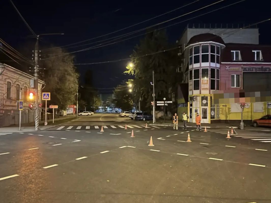 На диагональном перекрёстке обновлённых участков дорог улиц Петровская, Маяковского, Волоха и площадь Свободы нанесли разметку «Пешеходный переход», стоп-линию и 1.14.3 На диагональном перекрёстке обновлённых участков дорог улиц Петровская, Маяковского, Волоха и площадь Свободы нанесли разметку «Пешеходный переход», стоп-линию и 1.14.3