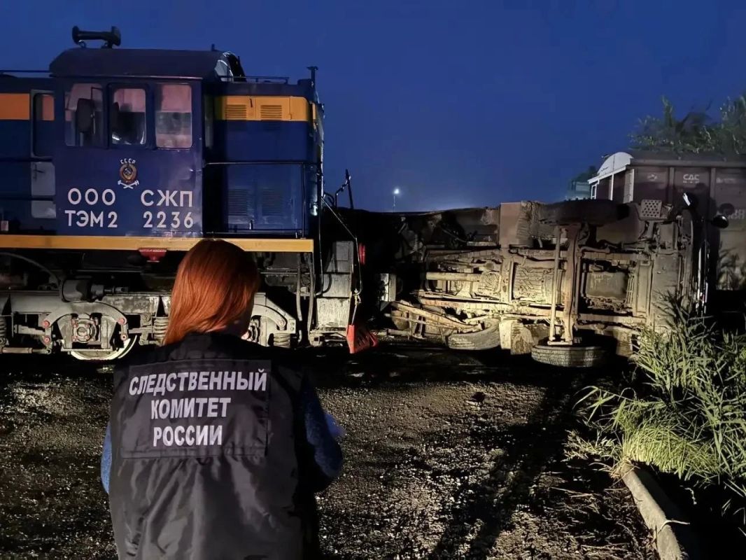 Самосвал выехал под поезд на железнодорожном переезде в Саратове