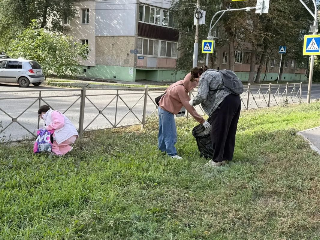К субботнику присоединились студенческие коллективы К субботнику присоединились студенческие коллективы