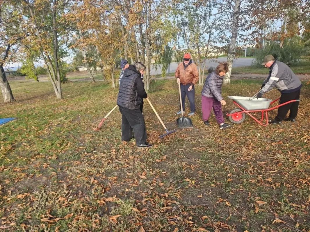 Сегодня специалисты учреждений физической культуры, спорта и молодёжной политики вышли на субботник! Сегодня специалисты учреждений физической культуры, спорта и молодёжной политики вышли на субботник!