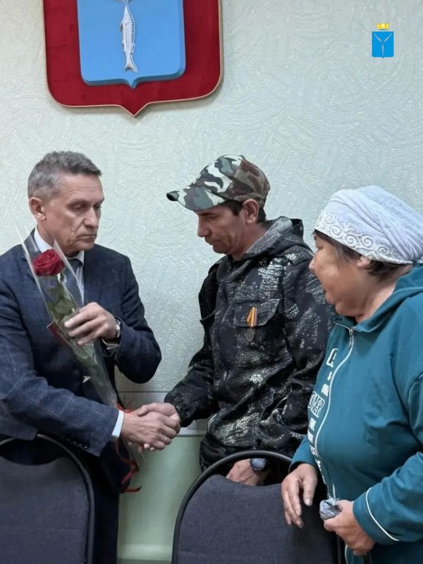 В Новоузенске семьям передали госнаграды погибших бойцов СВО В Новоузенске семьям передали госнаграды погибших бойцов СВО