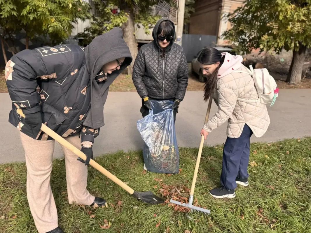 Субботник в самом разгаре. К уборке города присоединились свыше 7 тысяч жителей Субботник в самом разгаре. К уборке города присоединились свыше 7 тысяч жителей