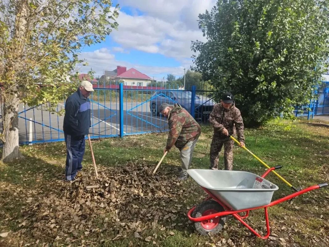 Сегодня специалисты учреждений физической культуры, спорта и молодёжной политики вышли на субботник! Сегодня специалисты учреждений физической культуры, спорта и молодёжной политики вышли на субботник!