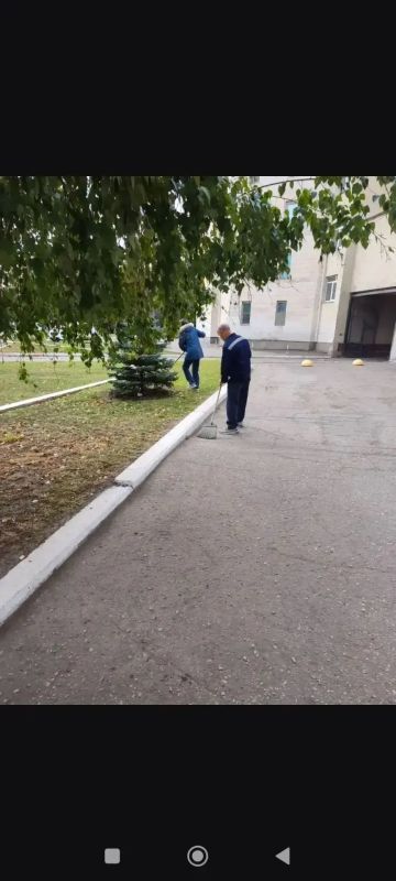 Сегодня специалисты учреждений физической культуры, спорта и молодёжной политики вышли на субботник! Сегодня специалисты учреждений физической культуры, спорта и молодёжной политики вышли на субботник!
