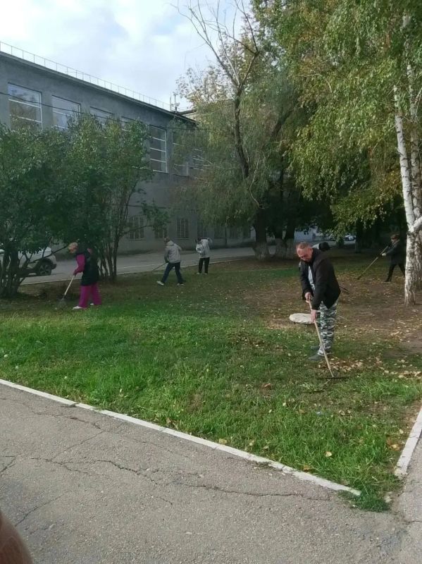Сегодня специалисты учреждений физической культуры, спорта и молодёжной политики вышли на субботник! Сегодня специалисты учреждений физической культуры, спорта и молодёжной политики вышли на субботник!