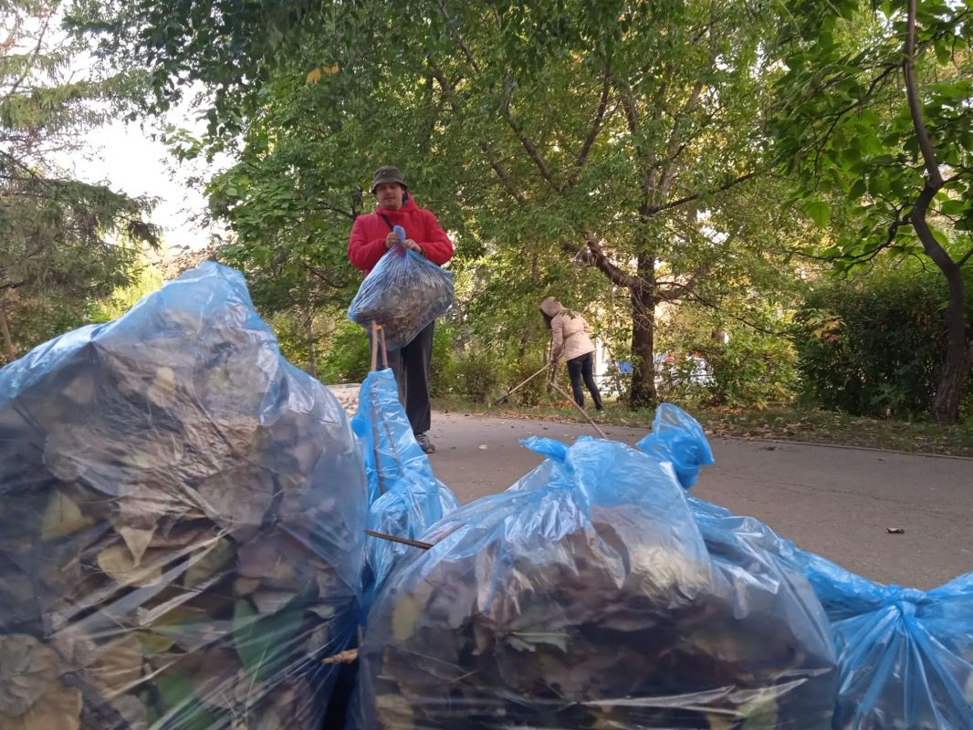 Сегодня в Саратове проходит первый осенний субботник Сегодня в Саратове проходит первый осенний субботник