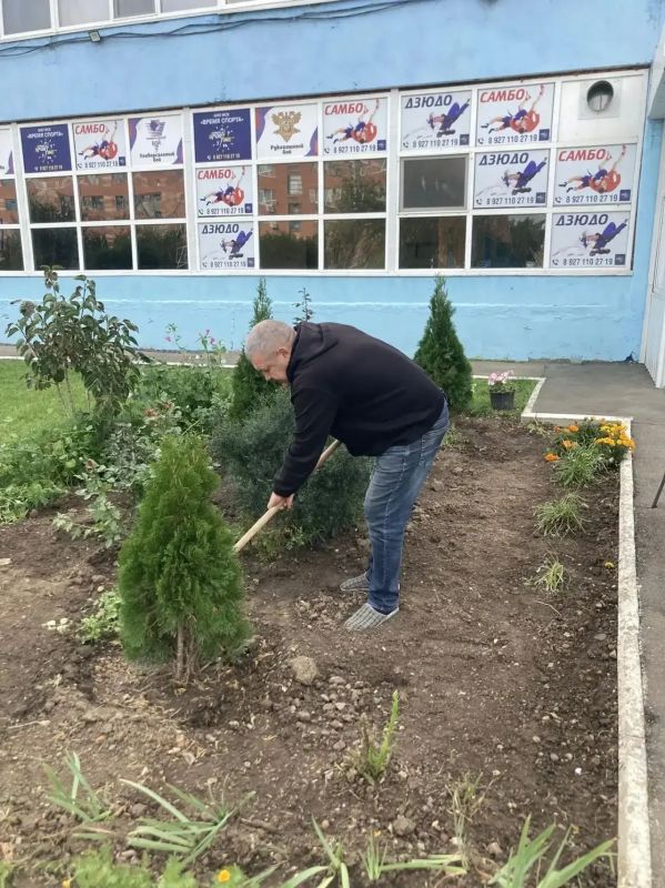 Сегодня специалисты учреждений физической культуры, спорта и молодёжной политики вышли на субботник! Сегодня специалисты учреждений физической культуры, спорта и молодёжной политики вышли на субботник!