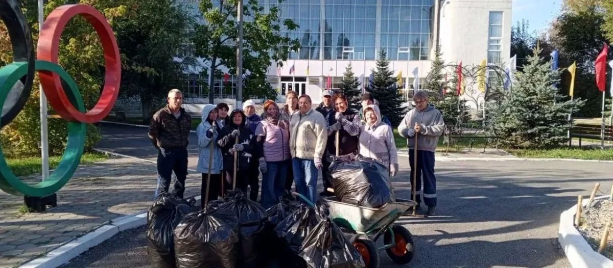 Сегодня специалисты учреждений физической культуры, спорта и молодёжной политики вышли на субботник! Сегодня специалисты учреждений физической культуры, спорта и молодёжной политики вышли на субботник!