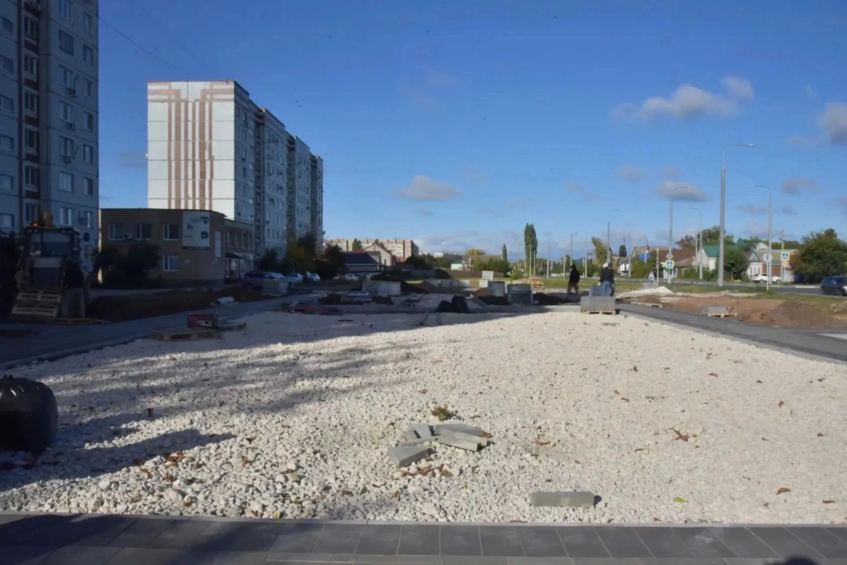 В Сиреневом сквере рабочие подготовили для асфальтирования основание будущей детской площадки В Сиреневом сквере рабочие подготовили для асфальтирования основание будущей детской площадки