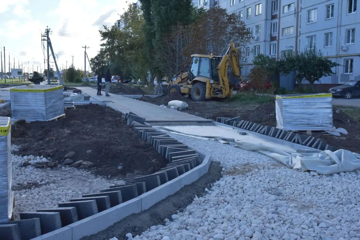 В Сиреневом сквере рабочие подготовили для асфальтирования основание будущей детской площадки В Сиреневом сквере рабочие подготовили для асфальтирования основание будущей детской площадки