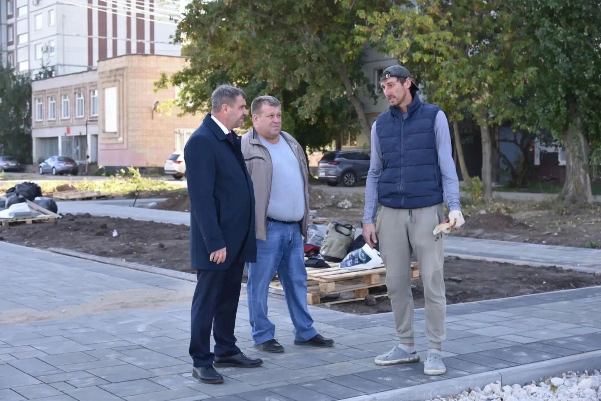 В Сиреневом сквере рабочие подготовили для асфальтирования основание будущей детской площадки