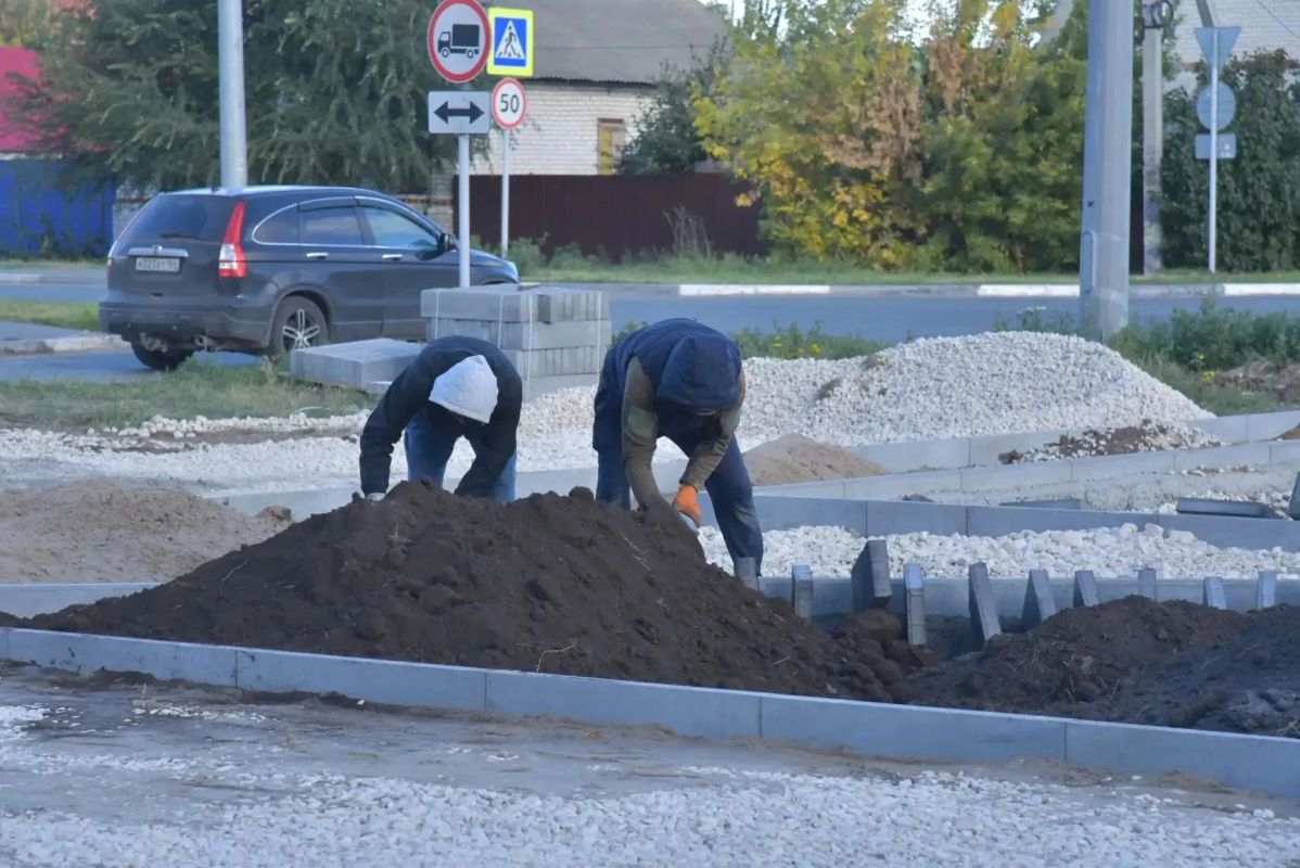 В Сиреневом сквере рабочие подготовили для асфальтирования основание будущей детской площадки В Сиреневом сквере рабочие подготовили для асфальтирования основание будущей детской площадки