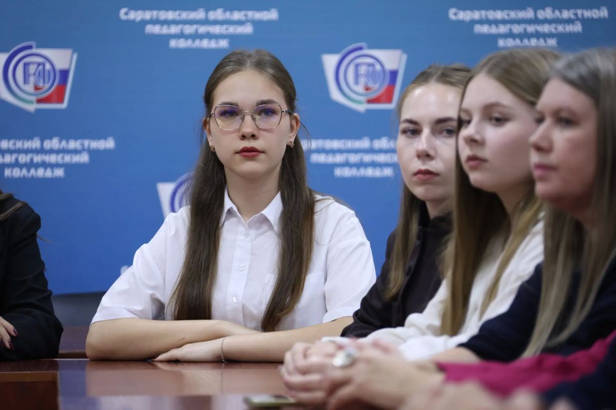 Председатель Саратовской областной Думы Алексей Антонов побеседовал со студентами-целевиками педагогического колледжа Председатель Саратовской областной Думы Алексей Антонов побеседовал со студентами-целевиками педагогического колледжа
