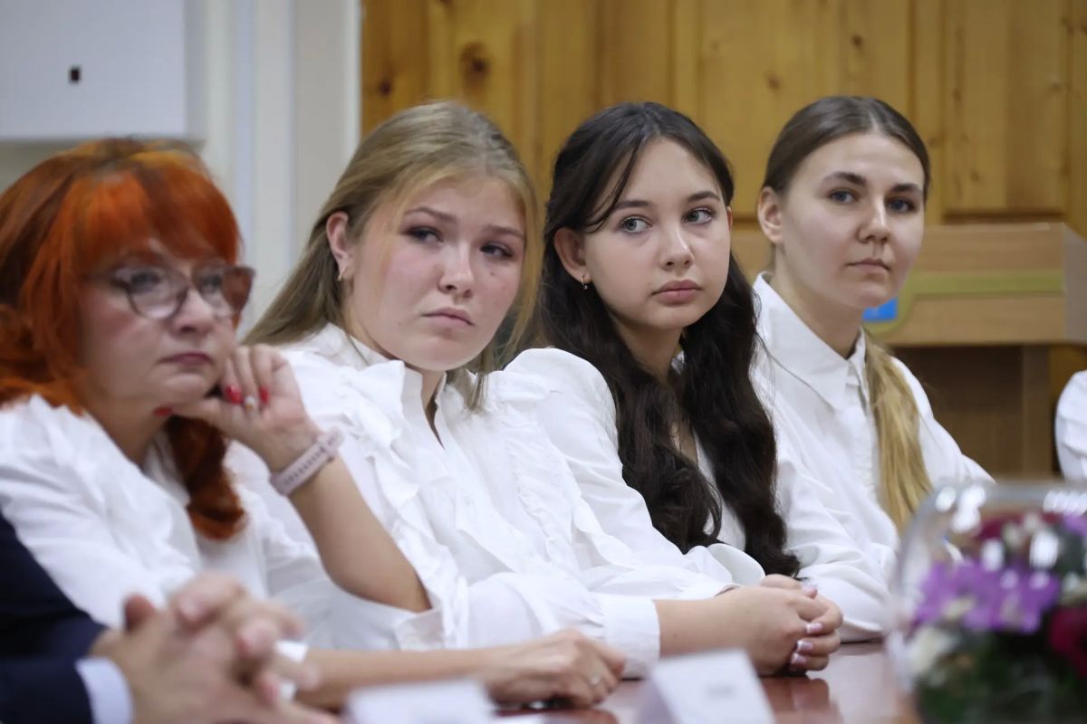 Председатель Саратовской областной Думы Алексей Антонов побеседовал со студентами-целевиками педагогического колледжа Председатель Саратовской областной Думы Алексей Антонов побеседовал со студентами-целевиками педагогического колледжа