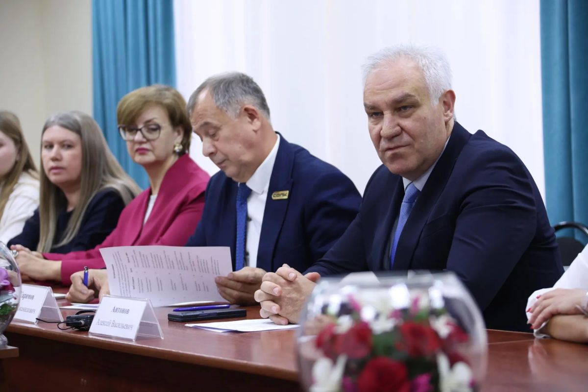 Председатель Саратовской областной Думы Алексей Антонов побеседовал со студентами-целевиками педагогического колледжа