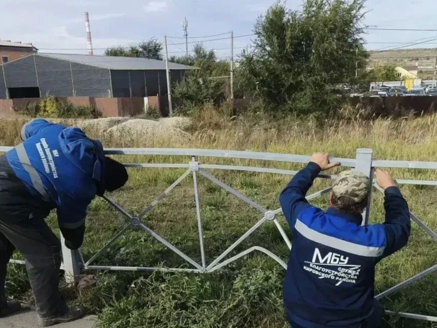 Уборка города. Коммунальные службы осуществляют уборку дорог и тротуаров, мойку остановочных павильонов, вывоз мусора и порубочного материала, а также ремонт элементов детских площадок Уборка города. Коммунальные службы осуществляют уборку дорог и тротуаров, мойку остановочных павильонов, вывоз мусора и порубочного материала, а также ремонт элементов детских площадок