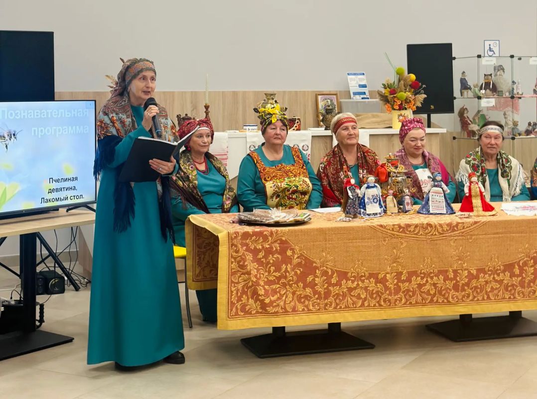 В Балаковском ЦКР прошла познавательная программа «Пчелиная девятина, лакомый стол