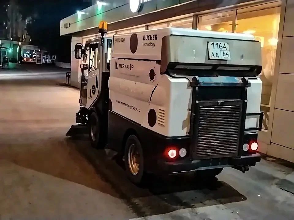 Уборка города. Коммунальные службы осуществляют уборку дорог и тротуаров, мойку остановочных павильонов, вывоз мусора и порубочного материала, а также ремонт элементов детских площадок