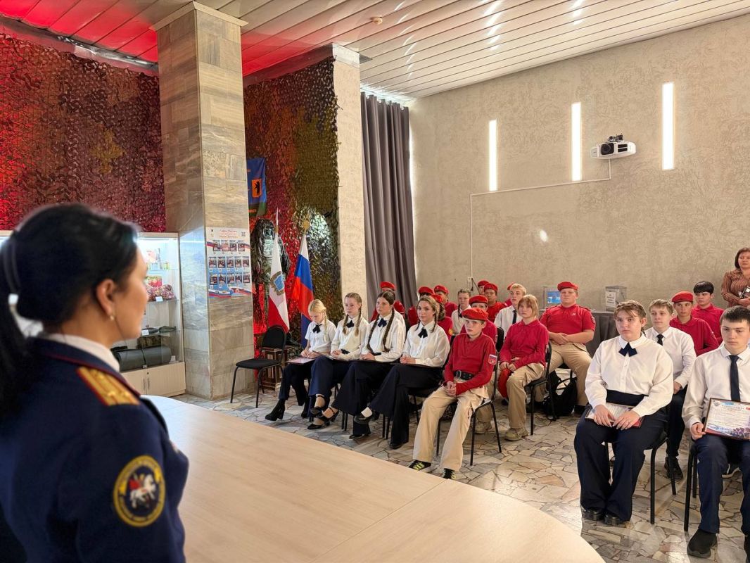 В Марксе офицеры регионального ведомства провели для кадетского класса профилактическое и профориентационное мероприятие В Марксе офицеры регионального ведомства провели для кадетского класса профилактическое и профориентационное мероприятие