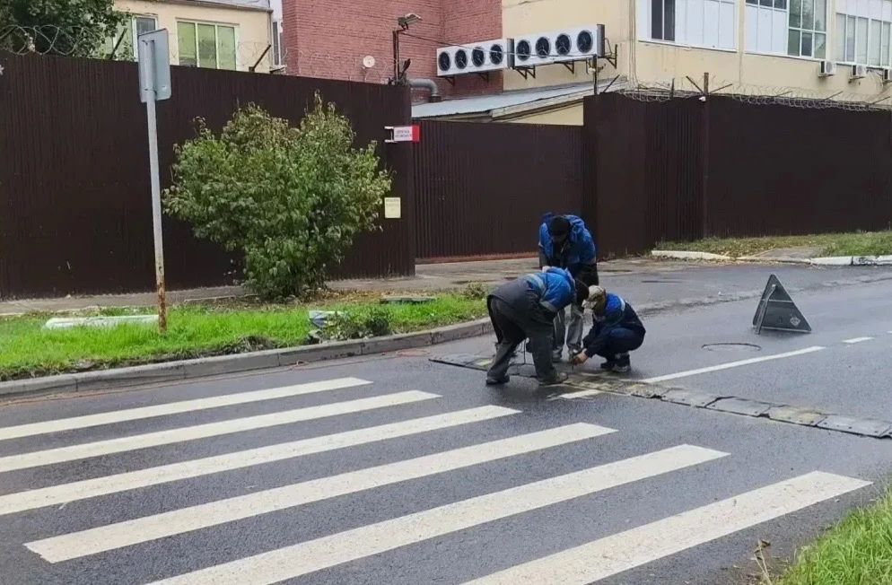 Уборка города. Коммунальные службы осуществляют уборку дорог и тротуаров, мойку остановочных павильонов, вывоз мусора и порубочного материала, а также ремонт элементов дорожного движения и детских площадок Уборка города. Коммунальные службы осуществляют уборку дорог и тротуаров, мойку остановочных павильонов, вывоз мусора и порубочного материала, а также ремонт элементов дорожного движения и детских площадок